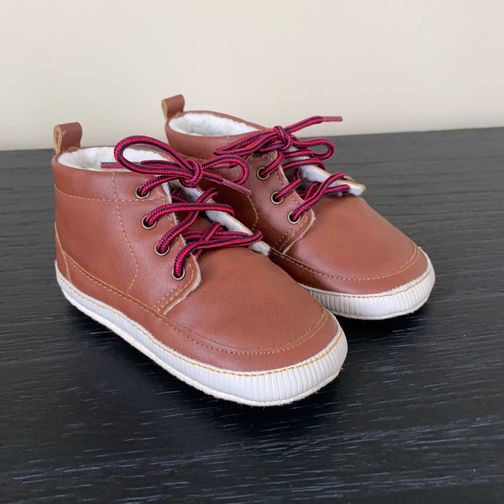 NWOT Baby Gap Red Lace up Sherpa lined Tan Brown booties boots size 18-24 months